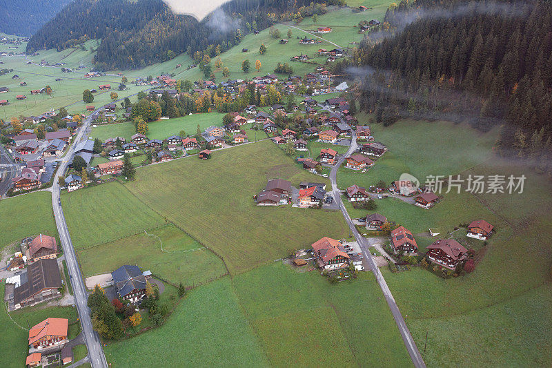 鸟瞰Bernese Oberland村庄，秋天